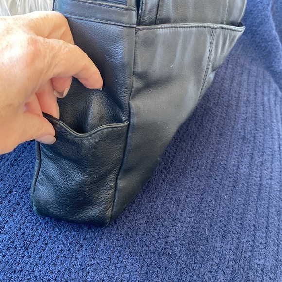 Tumi gently used black leather cross body bag - unisex - Picture 5 of 6